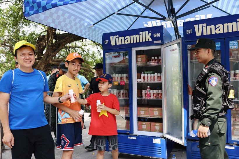Nhiều gia đình có trẻ nhỏ đã dừng chân thưởng thức những sản phẩm dinh dưỡng mát lành của Vinamilk. Ảnh: Vi Nam