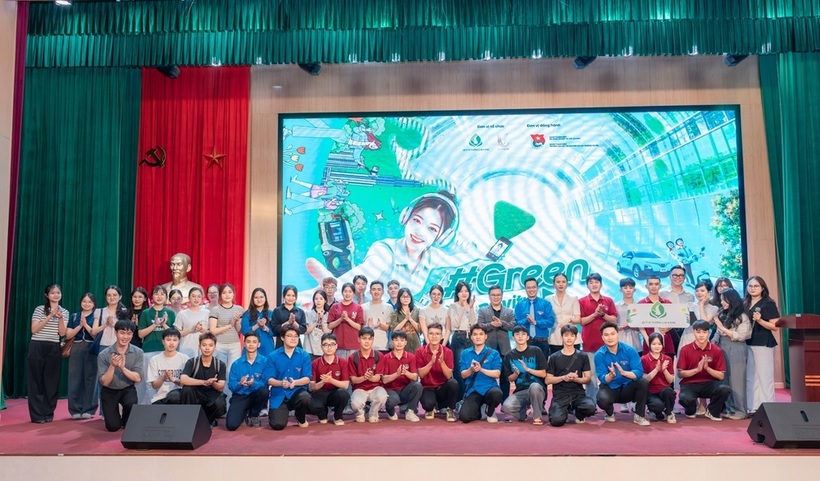 Sinh viên Trường ĐH Tài nguyên & Môi trường Hà Nội tìm hiểu thông tin về cuộc thi. Cuộc thi có tổng giá trị giải thưởng lên đến 500 triệu đồng với nhiều hạng mục hấp dẫn về tiêu chí lan tỏa và tính sáng tạo. Ảnh: BTC.