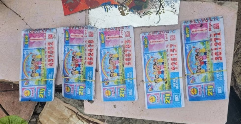 Tang vật từ vụ cướp giật là những tờ vé số.