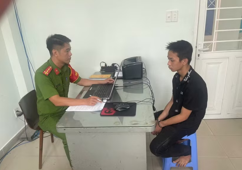 Công an lấy lời khai của Nguyễn Thái Sang. Ảnh: CACC