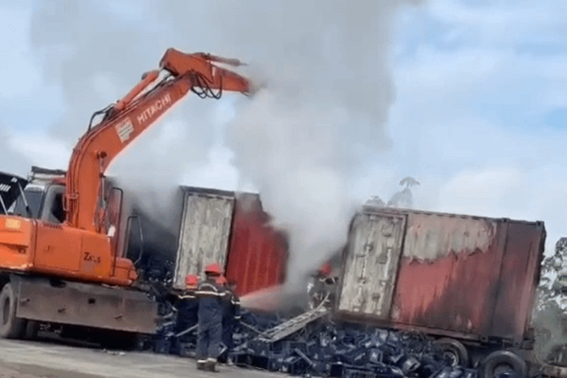 Hiện trường xe container chở két vỏ chai bia bị cháy (Ảnh: Cắt từ clip).