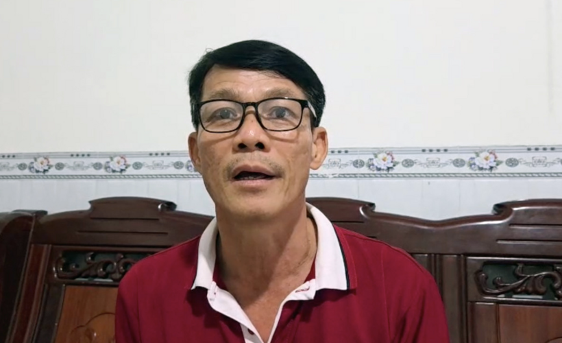 Ông Trần Văn Tâm chia sẻ với báo chí sau khi nhận quyết định đình chỉ điều tra và miễn trách nhiệm hình sự. Ảnh: T.X