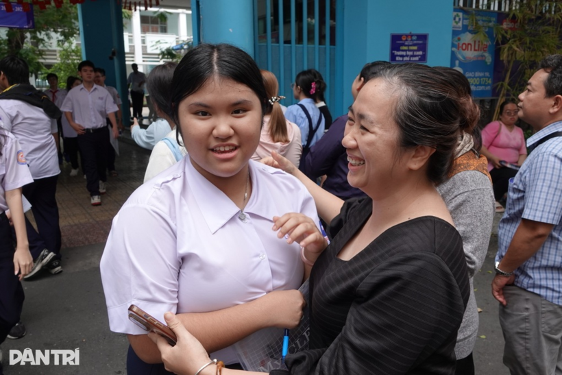 Thí sinh rời điểm thi với tâm trạng phấn khởi sau khi hoàn thành bài thi ngữ văn (Ảnh: Nguyễn Vy).