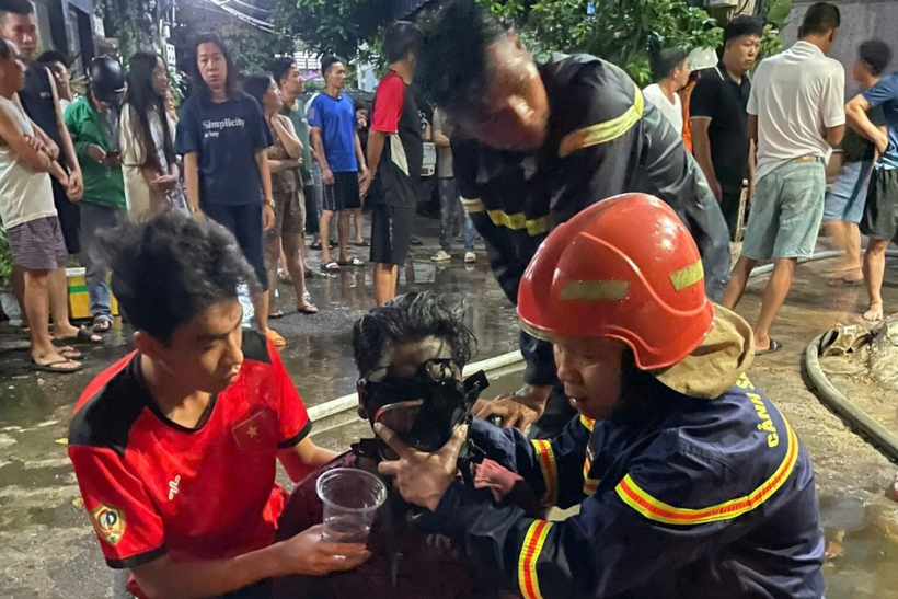 Cảnh sát Phòng cháy chữa cháy và Cứu nạn cứu hộ Công an tỉnh Gia Lai đưa một nạn nhân thoát khỏi đám cháy. (Ảnh: PCCC&CNCH Gia Lai)
