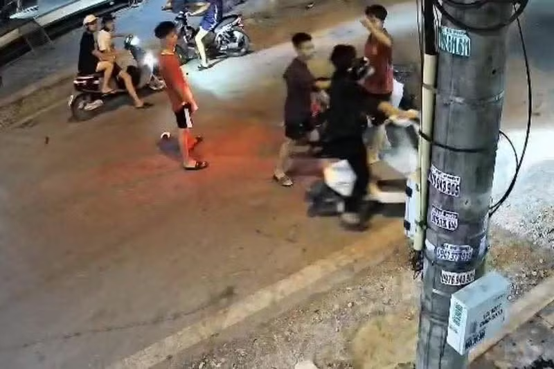 Hình ảnh nam thanh niên bị nhóm bạn hành hung. Ảnh cắt từ clip. / Theo Tiền phong.