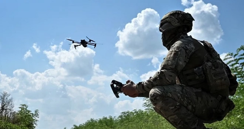 Binh sĩ Ukraine điều khiển UAV ở vùng Zaporizhia. Ảnh: Reuters