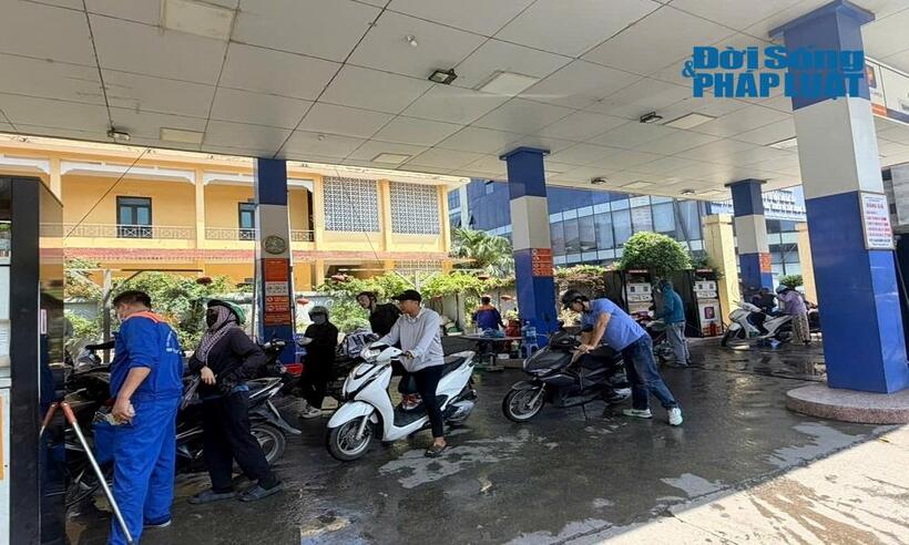 Người dân đổ xăng E10 trong ngày đầu tiên triển khai trên toàn quốc. Ảnh: Thành Lâm.