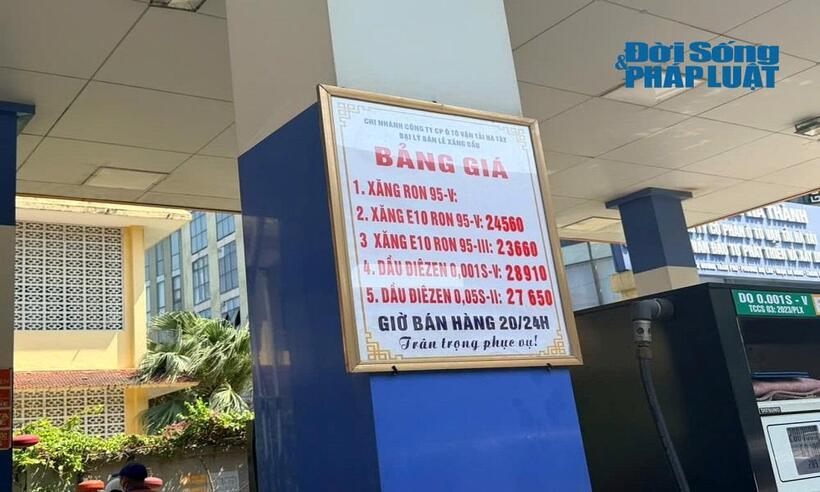 Giá bán lẻ xăng E10 RON95-V được niêm yết ở mức 24.560 đồng/lít, E10 RON95-III là 23.660 đồng/lít.