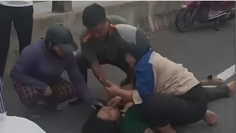 Hai cán bộ công an tỉnh Phú Thọ đã hỗ trợ ban đầu cho nạn nhân và gọi xe cấp cứu đưa hai mẹ con đến bệnh viện. Ảnh: Cắt từ clip