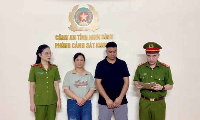 Đối tượng Dương Mạnh Hiển và Phạm Thị Thu (2 đối tượng đứng giữa) bị Cơ quan CSĐT Công an tỉnh Ninh Bình khởi tố về hành vi "Vi phạm quy định về an toàn thực phẩm". Ảnh: Công an Ninh Bình