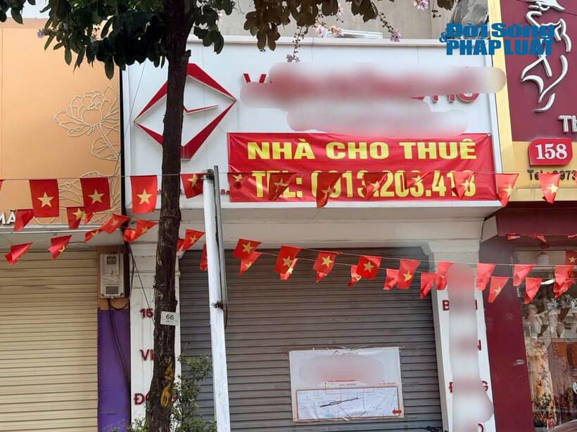 Nhiều tấm biển “Cho thuê nhà”, “Sang nhượng mặt bằng” xuất hiện trên các tuyến phố trung tâm Hà Nội. Ảnh chụp ngày 29/5/2026.