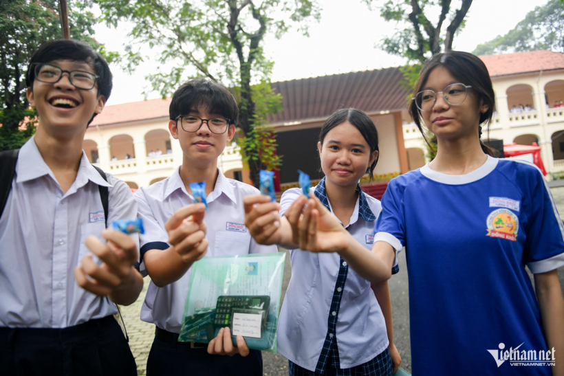 Thí sinh dự thi lớp 10 TPHCM sáng 1/6. Ảnh: Nguyễn Huế