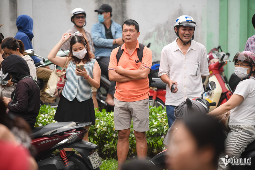 Nhiều phụ huynh đợi con trong tâm trạng bồn chồn lo lắng. Ảnh: VietNamNet