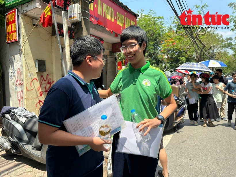 Thí sinh trao đổi sau khi kết thúc môn thi. Ảnh: Báo Tin tức