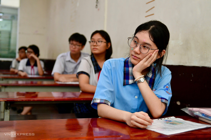 Thí sinh dự thi vào lớp 10 TP.HCM tại trường THPT Trưng Vương, ngày 31/5. Ảnh: Thanh Tùng