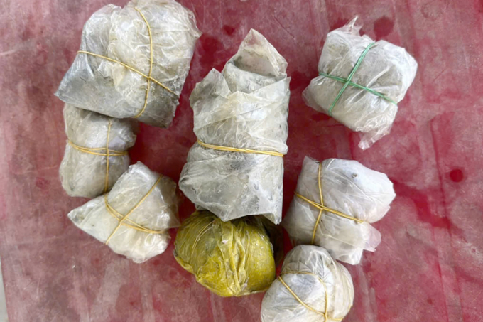 Sau khi tôm chết, ông Thành hút hết nước phát hiện 8 túi đất đèn dưới đáy hồ. Ảnh.&nbsp;Minh Anh