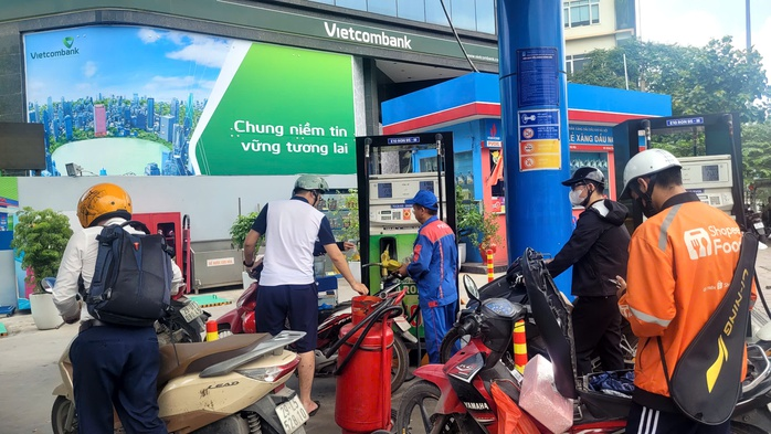 Từ hôm nay, xăng không chì bắt buộc phải được phối trộn, pha chế thành xăng sinh học để sử dụng cho động cơ chạy xăng trên toàn quốc. Ảnh: Người lao động