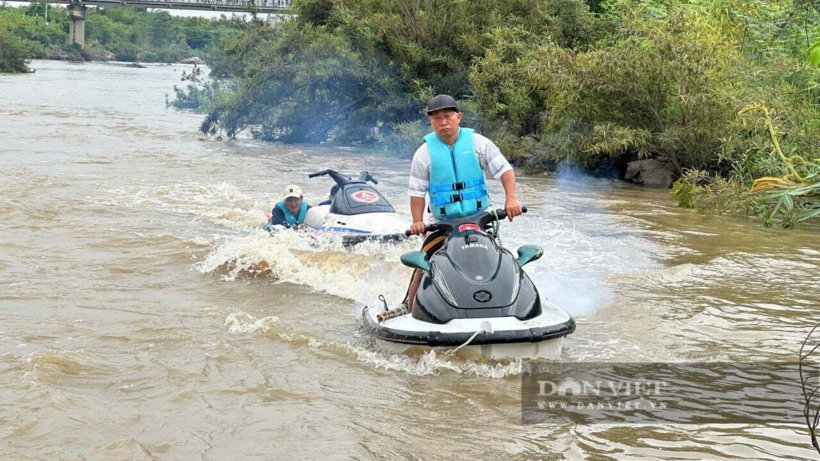 Đội thiện nguyện Tìm kiếm cứu nạn Bình Thuận cũng huy động mô tô nước và chèo SUP dọc theo dòng chảy của Sông Lũy để hỗ trợ tìm kiếm nạn nhân. Ảnh: Dân Việt