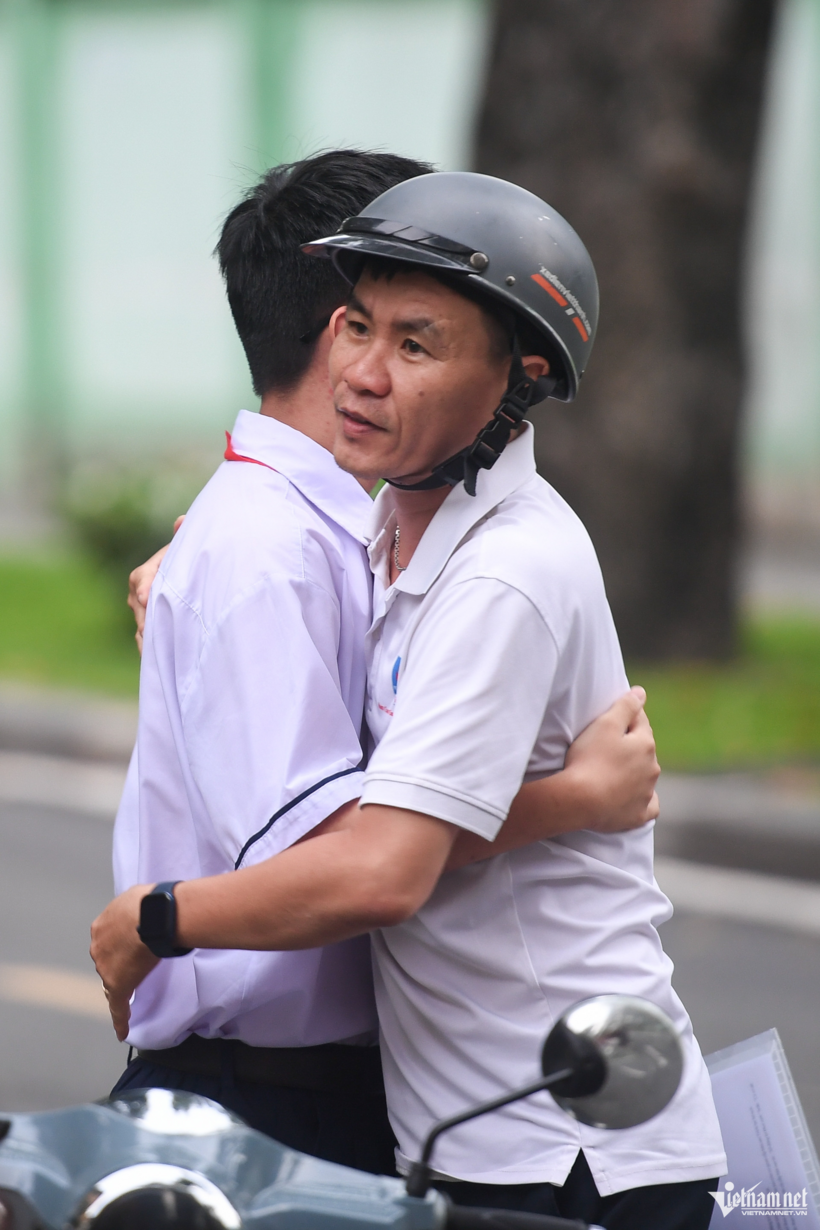 Nhiều phụ huynh bồi hồi nhớ về cảm xúc của mẹ cha mình nhiều năm trước. Ảnh minh họa