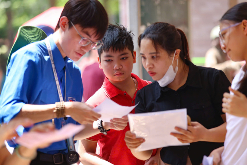 Tại Trường Đại học Sư phạm Hà Nội, các em học sinh được các anh chị tình nguyện viên hướng dẫn tận tình tại cổng trường. Ảnh minh họa