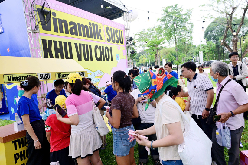 Khu vui chơi của Vinamilk với các trò chơi thú vị và những phần quà đáng yêu đặc biệt thu hút phụ huynh và các bé. Ảnh: Vi Nam