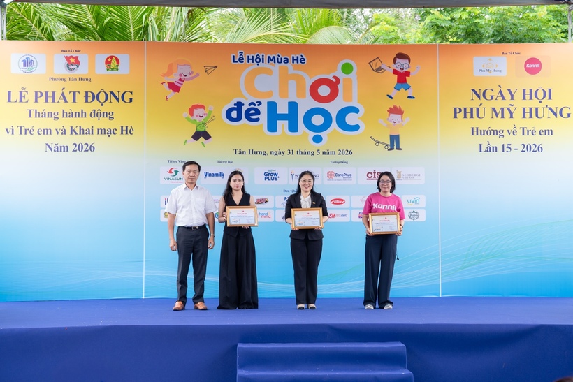 Bà Lê Thị Trâm Anh, Trưởng Bộ phận Truyền thông Marketing Vinamilk (thứ 2 từ trái qua), nhận kỷ niệm chương của chương trình. Ảnh: Vi Nam