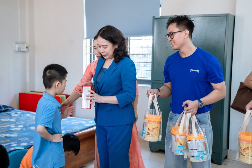 Bà Võ Thị Ánh Xuân - Bí thư Trung ương Đảng, Phó Chủ tịch nước – trao tặng những phần quà đến các em tại Trung tâm Trợ giúp Xã hội tỉnh Quảng Ninh.