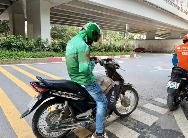 Cơ quan Bảo hiểm xã hội TP HCM cho rằng cần bổ sung tài xế công nghệ và người bán hàng online vào nhóm tham gia Bảo hiểm xã hội bắt buộc. Ảnh: Đức Vân