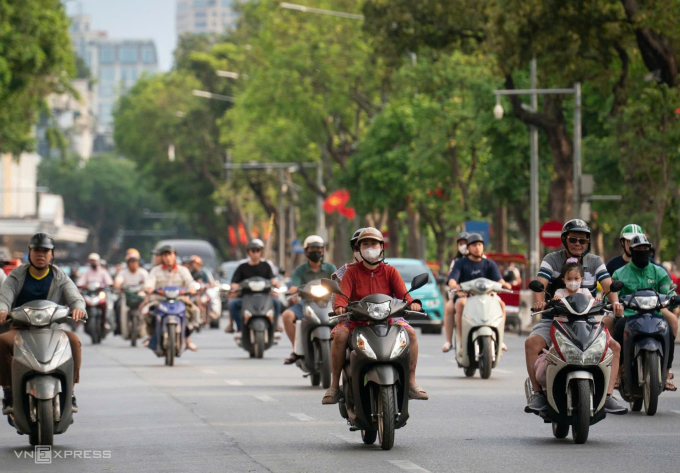 Người dân sử dụng xe máy lưu thông trên phố Đinh Tiên Hoàng, phường Hoàn Kiếm hồi đầu tháng 5. Ảnh: Hoàng Giang