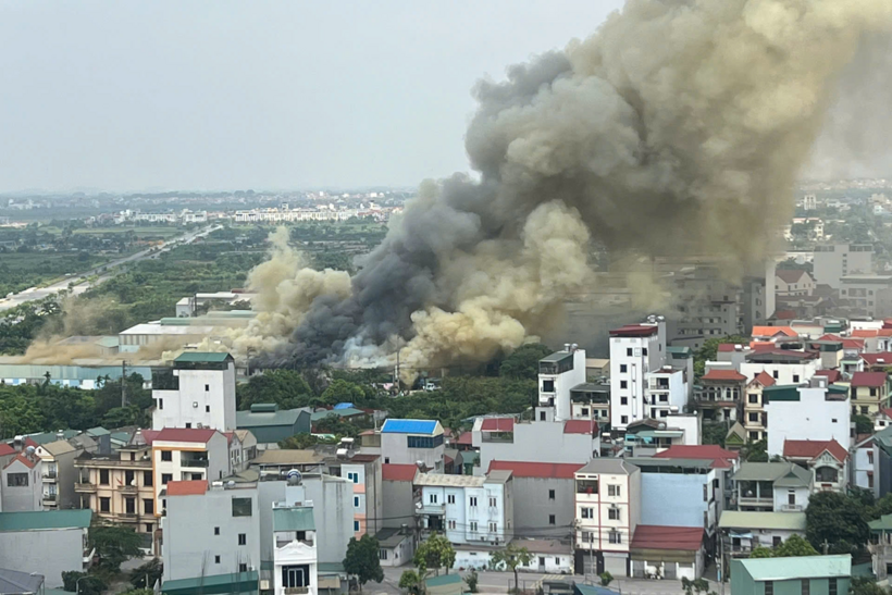 Đám cháy tạo ra cột khói bốc cao hàng chục mét. (Ảnh: VietnamNet)