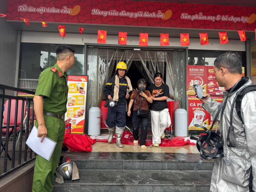 Cháy siêu thị mini ở Hà Nội, 4 người được cứu thoát trong khoảng 30 phút - 2