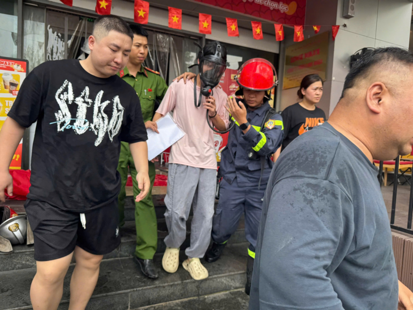 Cảnh sát hướng dẫn người dân thoát ra an toàn - Ảnh: Công an cung cấp