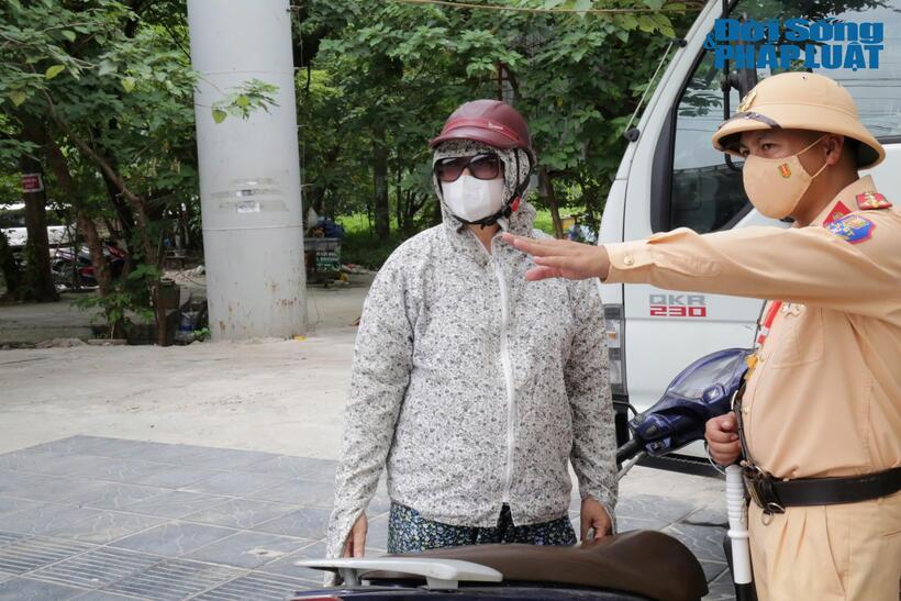 CSGT trực tiếp hướng dẫn người tham gia giao thông tại đường ngang.