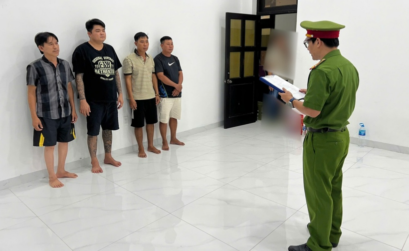 Cơ quan Cảnh sát điều tra Công an tỉnh Lâm Đồng tống đạt Quyết định tạm giữ hình sự các đối tượng. Ảnh: Công an Lâm Đồng