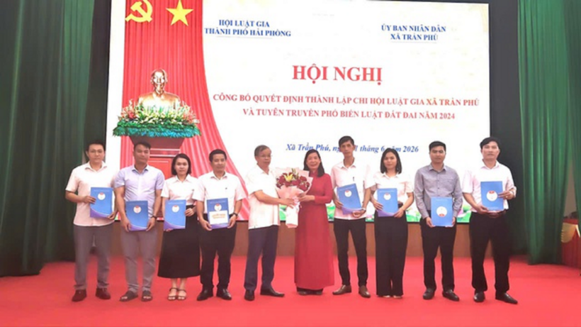 Ban Chấp hành Chi hội Luật gia xã Trần Phú ra mắt tại hội nghị.