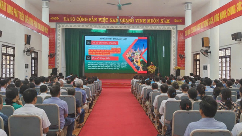 Bà Nguyễn Thị Mai - Chủ tịch Hội Luật gia Tp.Hải Phòng truyền đạt chuyên đề tuyên truyền Luật Đất đai năm 2024 tới người dân địa bàn phường Trần Phú.