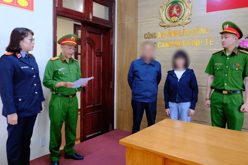Cơ quan công an tống đạt các quyết định khởi tố vụ án, khởi tố bị can với 2 trường hợp vi phạm. Ảnh: Báo Lâm Đồng