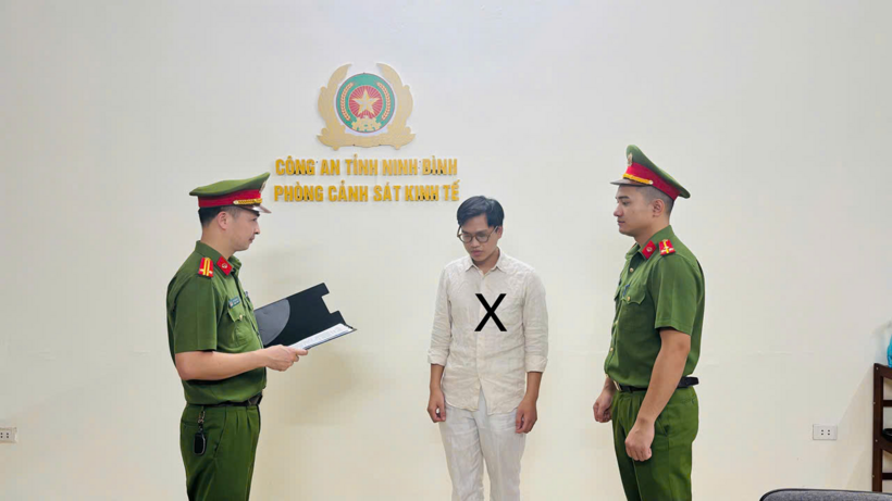 Cơ quan Cảnh sát điều tra Công an tỉnh Ninh Bình ra Quyết định khởi tố vụ án hình sự, khởi tố bị can đối với Mai Xuân Chiến về hành vi “Xâm phạm quyền sở hữu công nghiệp”. Ảnh: Công an tỉnh Ninh Bình
