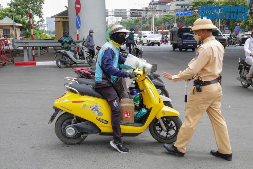 CSGT kiểm tra trường hợp vi phạm an toàn giao thông đường sắt.