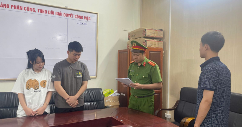 Trần Quang Duy và Vũ Minh Huệ tại cơ quan công an.