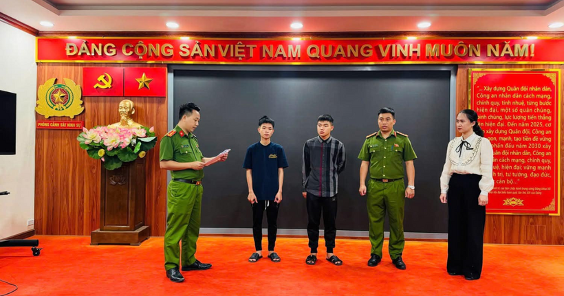 Các đối tượng tại cơ quan công an. (Ảnh: Công an Lào Cai)