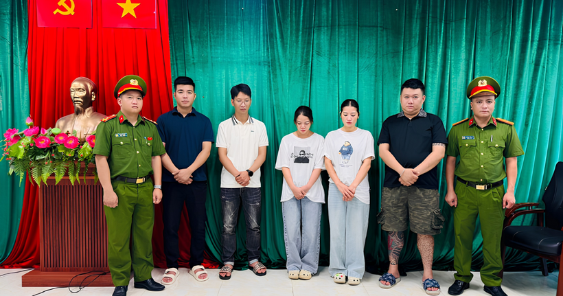 Nhóm người bị khởi tố trong vụ ẩu đả tại quán bia ở phường Lào Cai. (Ảnh: Công an Lào Cai)
