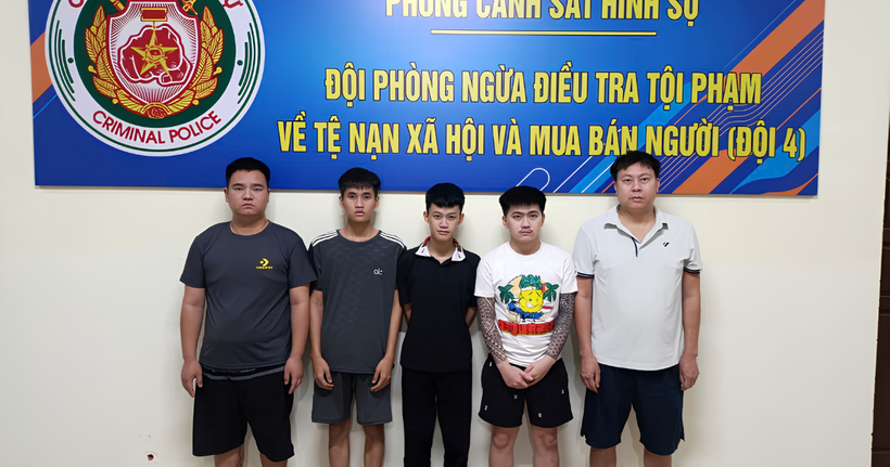 Các đối tượng tại cơ quan công an (Ảnh: Công an Hưng Yên).