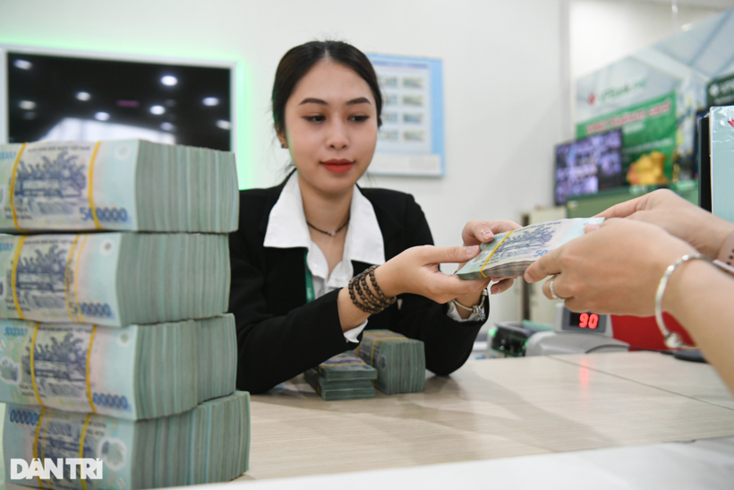 Kiểm tra giao dịch tiền tại ngân hàng (Ảnh: Mạnh Quân).