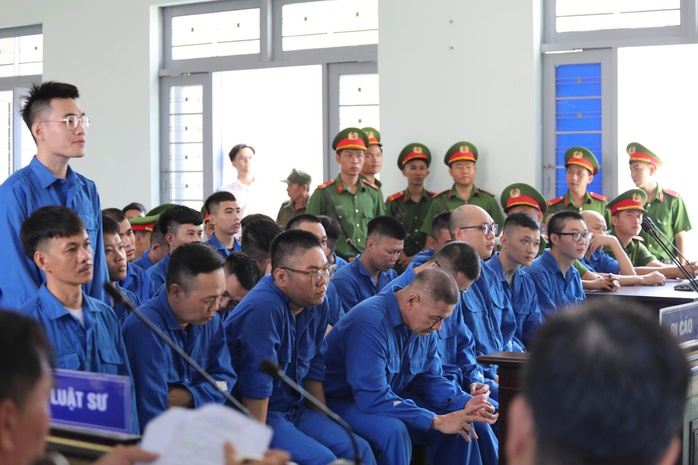 Các bị cáo hầu tòa vì ma túy trong quán bar. (Ảnh: Người lao động)