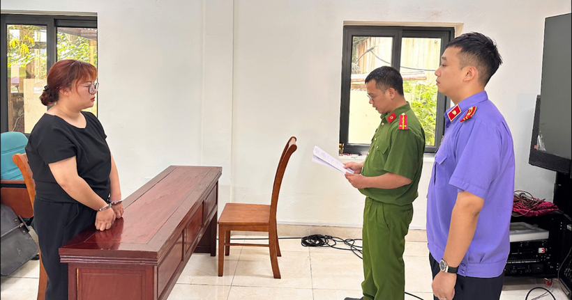 Cơ quan điều tra thi hành lệnh bắt bị can để tạm giam đối với Lê Thu Hoài. (Ảnh: Công an Lạng Sơn)