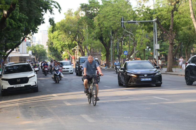 Người dân đi lại trên tuyến đường ven hồ Hoàn Kiếm./ Ảnh: Báo Tin Tức.