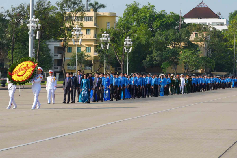 Đoàn đại biểu dự Đại hội XIV Công đoàn Việt Nam vào Lăng viếng Chủ tịch Hồ Chí Minh (Ảnh: Hải Nguyễn).