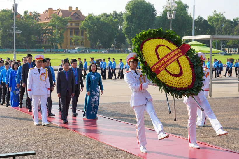 Đoàn đại biểu dự Đại hội XIV Công đoàn Việt Nam vào Lăng viếng Chủ tịch Hồ Chí Minh - 2