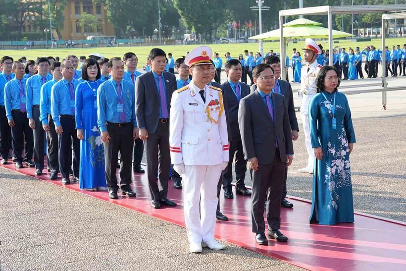 Đoàn đại biểu dự Đại hội XIV Công đoàn Việt Nam do Ủy viên Trung ương Đảng, Chủ tịch Tổng LĐLĐVN Nguyễn Anh Tuấn làm trưởng đoàn thành kính tưởng niệm Chủ tịch Hồ Chí Minh (Ảnh: Hải Nguyễn).